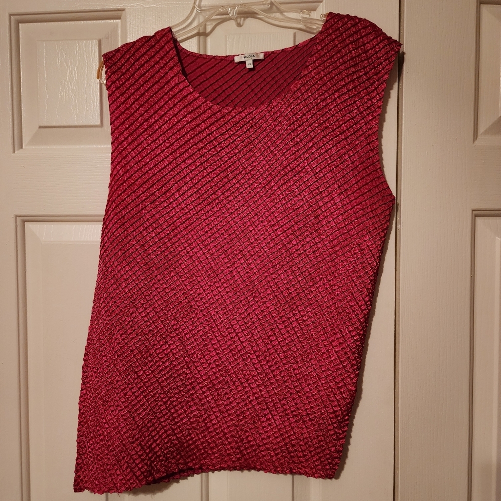 Nicola magenta sleeveless top, like new, worn twice, slanted bottom, XL